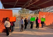 Madres exigen atención por presuntas amenazas contra sus hijos en primaria en Saltillo