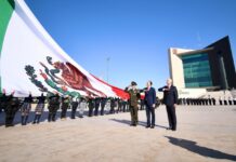 Manolo Jiménez y Román Cepeda presiden la ceremonia conmemorativa del Día de la Bandera