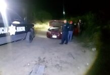 Policía de Arteaga evita que mujer y su vehículo caigan a un barranco en San Antonio de las Alazanas