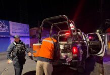 Policía Preventiva reparte pan y café a ciudadanos en hospitales de Saltillo