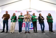 Román Cepeda entrega rehabilitación de cancha de usos múltiples en Nueva Rosita, en Torreón