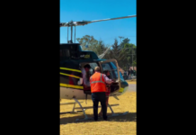 Llega alcalde de la 4t a carnaval ¡en helicóptero!