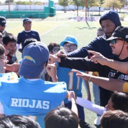 Convive Terrance Williams de Dinos de Saltillo con niñez y juventud