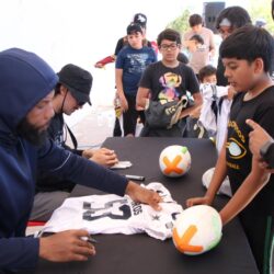 Convive Terrance Williams de Dinos de Saltillo con niñez y juventud2