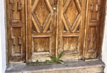 Deterioro en muros y puertas en templo de San Esteban en Saltillo