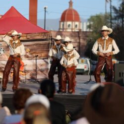 Disfrutan familias saltillenses del festival cultural norteño1