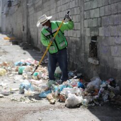 Embellece Municipio de Saltillo áreas verdes de la Plaza de Armas7