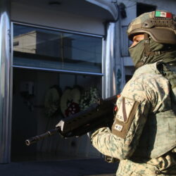 Flores y militares el funeral_2798088