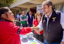Docentes reconocen apoyo de Tomás Gutiérrez en programa educativo