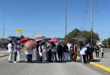 En Saltillo, exigen enfermeros pago pendiente de programa federal Salud Casa por Casa