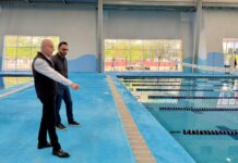 Román Cepeda supervisa trabajos de rehabilitación en la alberca de La Jabonera