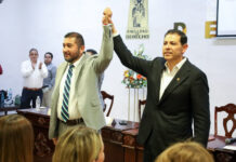 Toma protesta rector de la UA de C al nuevo director de la Facultad de Derecho de la Unidad Laguna