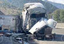 Vuelca trailer y riega el suavizante en Los Chorros