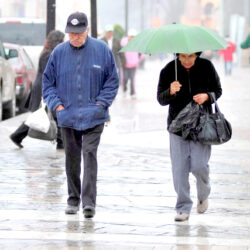 03/03/2014. Escenas del clima frio en la calle Victoria. Saltill