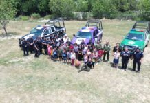 Realizan elementos de la Comisaría festejo del Día de la Niña y del Niño en ejido de Saltillo