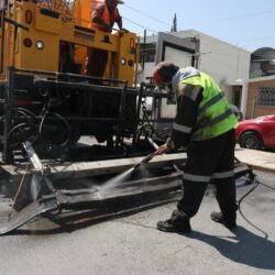 Rehabilita Javier Díaz pavimento en Avenida Universidad