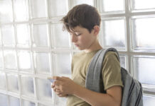 Analiza Sedu más medidas para restringir uso del celular en escuelas de Coahuila