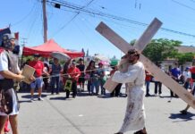 Desde la Guayulera, en Saltillo, cientos de católicos participan en el Viacrucis