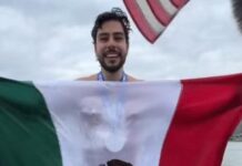 El mexicano David Olvera impone récord al nadar de Cozumel hasta Cancún