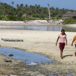 {«ar»:»?? ????????? ???? ???? ?????? ?????? ????? ??? ??? ?????? ?????? «,»en»:»In Kiribati, climate change is having a serious impact on on the Pacific island nation’s low-lying landscape.  «,»fr»:» À Kiribati, le changement climatique a un impact sérieux sur le paysage à faible élévation de ce pays insulaire du Pacifique»,»es»:»En Kiribati, el cambio climático está teniendo un impacto severo en la nación. «}