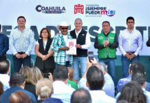 Entrega Román Cepeda escrituras a 101 familias de Torreón