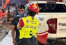 Hombre trepa antena y es rescatado por bomberos Ramos Arizpe