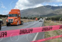 Muere motociclista tras choque contra tractocamión en la carretera libre 57 en Arteaga