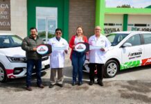 Refuerza Arteaga atención clínica con entrega de unidades móviles para Servicio Médico Itinerante