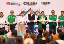 Román Alberto Cepeda González entrega techumbre en el ejido La Palma