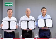 Román Cepeda firma convenio de colaboración con la UA de C, durante la sesión de Consejo del IMPLAN