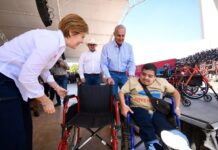 Román Cepeda entrega aparatos ortopédicos a través del programa De Ruedas Corazón