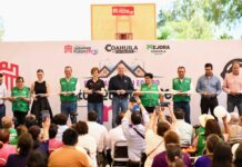 Román Cepeda entrega techumbre y rehabilitación de cancha en Villa California en Torreón