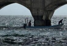 Tras derrame, persisten sólidos en el mar, admite Sheinbaum