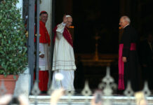 Un atentado recibe al papa en Argelia; en Camerún lo recibe un anuncio del alto al fuego en medio de guerra civil