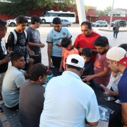 Aprovechan familias espacios de intercambio de estampitas en Saltillo