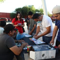 Aprovechan familias espacios de intercambio de estampitas en Saltillo1