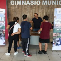 Aprovechan familias espacios de intercambio de estampitas en Saltillo2