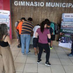 Aprovechan familias espacios de intercambio de estampitas en Saltillo3