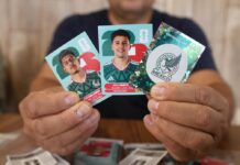 Aprovechan familias espacios de intercambio de estampitas en Saltillo
