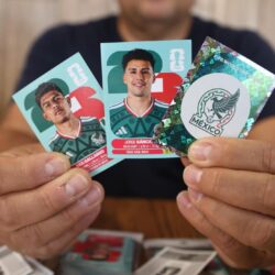 Aprovechan familias espacios de intercambio de estampitas en Saltillo4