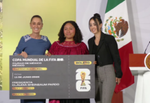 Entrega Claudia Sheinbaum boleto a mujer que irá al Mundial