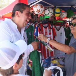 Chema Morales cierra la semana con gran convivencia en el mercado de la colonia Mirador1