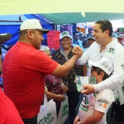 Chema Morales cierra la semana con gran convivencia en el mercado de la colonia Mirador4