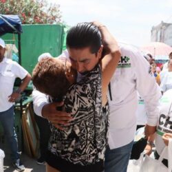 Chema Morales cierra la semana con gran convivencia en el mercado de la colonia Mirador6
