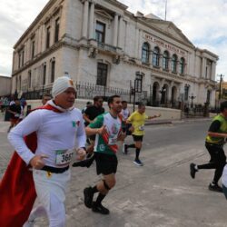 Con seguridad, miles de familias salen a las calles de Saltillo a apoyar a corredores de la 21K4