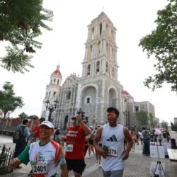Con seguridad, miles de familias salen a las calles de Saltillo a apoyar a corredores de la 21K6