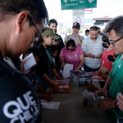 Conviven familias y aficionados en intercambio de estampitas durante la Ruta Recreativa