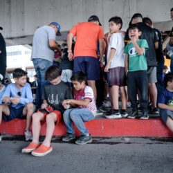 Conviven familias y aficionados en intercambio de estampitas durante la Ruta Recreativa1