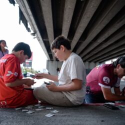 Conviven familias y aficionados en intercambio de estampitas durante la Ruta Recreativa2
