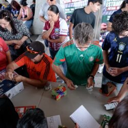 Conviven familias y aficionados en intercambio de estampitas durante la Ruta Recreativa5